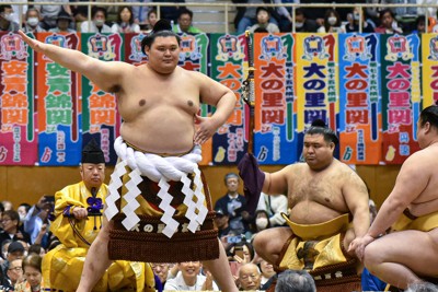 群馬県内で初披露となった大の里関の横綱土俵入り＝群馬県高崎市で2026年4月12日午後1時21分、新宮巳美撮影