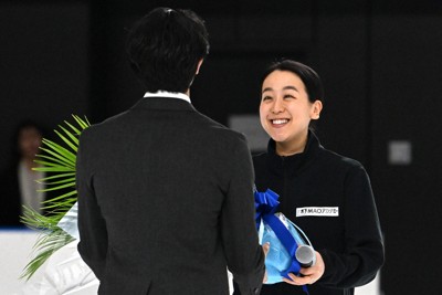 木下グループの入社式で入社した島田高志郎（手前）に花束を贈呈する浅田真央さん＝東京都立川市で2026年4月13日、西夏生撮影