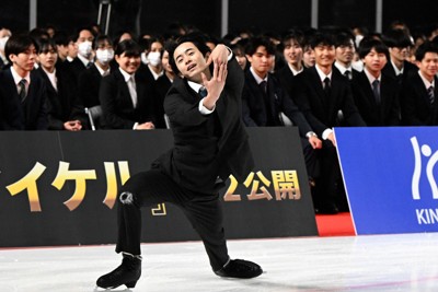 木下グループの入社式で新入社員を前に演技を披露する島田高志郎＝東京都立川市で2026年4月13日、西夏生撮影
