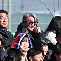 【山梨学院－明和県央】第105回全国高校ラグビー1回戦で、前年まで監督を務めた明和県央を見守る成田仁さん（中央）＝東大阪市花園ラグビー場で2025年12月28日午前10時44分、米山淳撮影