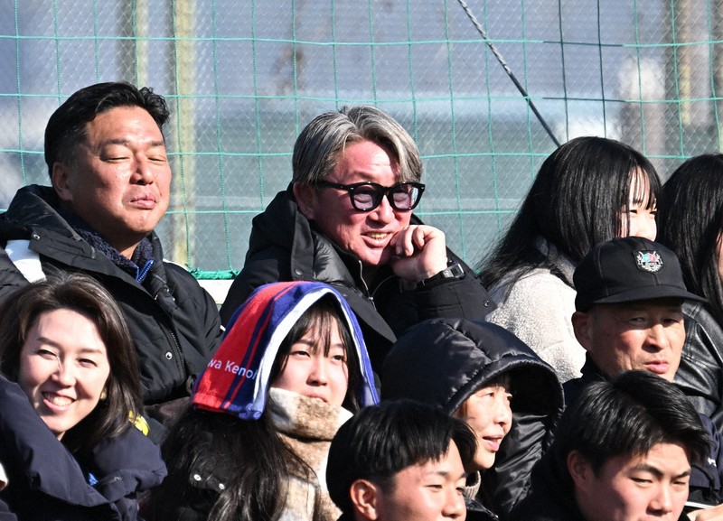 【山梨学院－明和県央】第105回全国高校ラグビー1回戦で、前年まで監督を務めた明和県央を見守る成田仁さん（中央）＝東大阪市花園ラグビー場で2025年12月28日午前10時44分、米山淳撮影