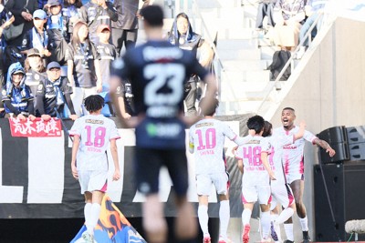 【ガ大阪－セ大阪】前半、チアゴアンドラーデ選手（右端）のゴールを喜ぶセ大阪の選手たち＝パナソニックスタジアム吹田で2026年4月11日、長澤凜太郎撮影
