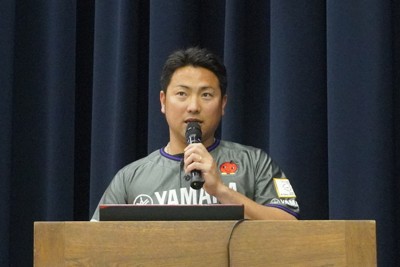 ヤマハのユニホーム姿で講演する矢幡勇人選手兼コーチ＝神奈川県小田原市の相洋高で2026年4月13日午前10時12分、藤倉聡子撮影