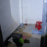 詐欺拠点の建物の地下にあった「独房」。尿がたまったペットボトルもあった＝タイ東北部スリン県近郊のカンボジアとの国境地帯で2026年4月7日、国本愛撮影