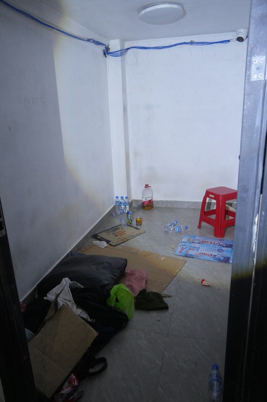 詐欺拠点の建物の地下にあった「独房」。尿がたまったペットボトルもあった＝タイ東北部スリン県近郊のカンボジアとの国境地帯で2026年4月7日、国本愛撮影