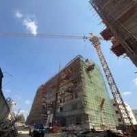 詐欺拠点の中で建設途中のまま放置された建物＝タイ東北部スリン県近郊のカンボジアとの国境地帯で2026年4月7日、毎日新聞助手ジェッタナット・ピリヤプラディスグン撮影