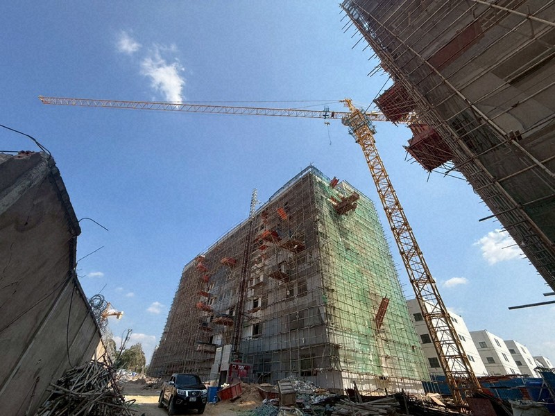 詐欺拠点の中で建設途中のまま放置された建物＝タイ東北部スリン県近郊のカンボジアとの国境地帯で2026年4月7日、毎日新聞助手ジェッタナット・ピリヤプラディスグン撮影