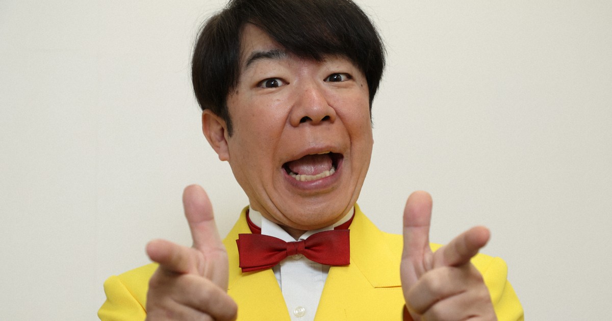 ポーズを決めるダンディ坂野さん＝東京都新宿区で2026年3月12日、小林努撮影