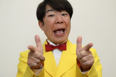 ポーズを決めるダンディ坂野さん＝東京都新宿区で2026年3月12日、小林努撮影