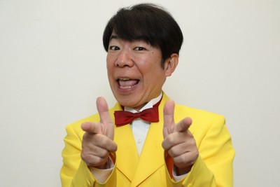 ポーズを決めるダンディ坂野さん＝東京都新宿区で2026年3月12日、小林努撮影