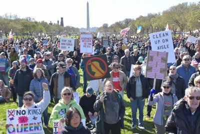 米首都ワシントンで行われたトランプ米政権に対する抗議デモ＝2026年3月28日午後3時50分、金寿英撮影