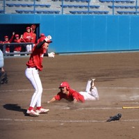 【BIGWINGS印西－千葉熱血MAKING】八回裏、千葉熱血MAKINGは2死満塁から後藤が左前適時打を放ち、走者が生還し逆転＝千葉市稲毛区の県野球場で、合田月美撮影