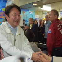 当選を決め、支持者と握手を交わす吉田健一氏（中央）＝東京都練馬区で2026年4月12日午後11時22分、岡正勝撮影
