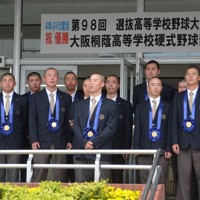 大東市役所への表敬訪問後、駆けつけた市民にも優勝を報告した大阪桐蔭のナインら＝大東市の同市役所で、藤河匠撮影