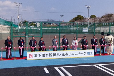 施設の完成をテープカットで祝う関係者ら＝王寺町で、熊谷仁志撮影