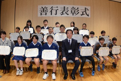 表彰状を手にする表彰者たち＝五條市役所で、山中尚登撮影