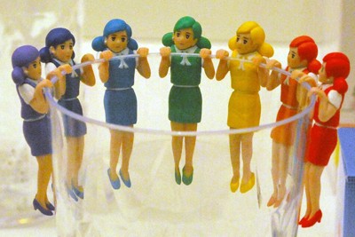 最もレア「コップのフチ子　レインボー」＝奈良市の奈良大博物館で、大川泰弘撮影