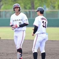 一塁ベース上で笑顔を見せる東内野手（左）＝福岡県苅田町新浜町で2026年4月12日午後0時22分、松本昌樹撮影