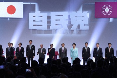 自民党大会で党歌斉唱する議員たち＝東京都港区で2026年4月12日午後0時3分、中川祐一撮影