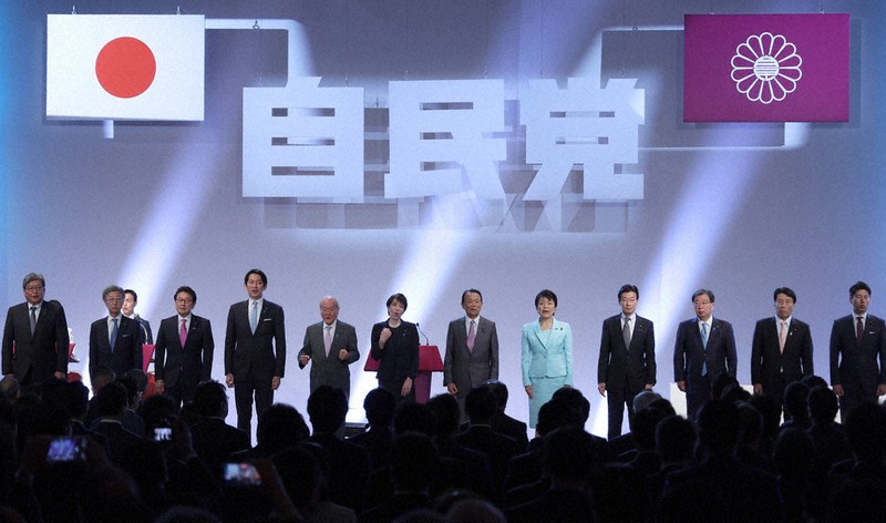 自民党大会で党歌斉唱する議員たち＝東京都港区で2026年4月12日午後0時3分、中川祐一撮影