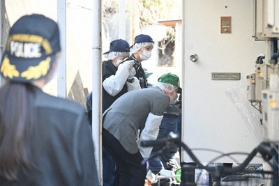 容疑者宅とみられるアパートの一室を捜査する大分県警の捜査員ら＝大分市元町で2026年4月12日、山口泰輝撮影