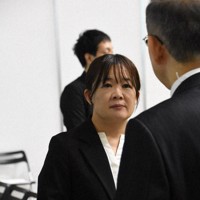 日本災害医学会の学術集会での発表を終え、参加者と話す宮崎さくらさん。花梨ちゃんの写真を首から下げて発表に臨んだ＝新潟市で2026年3月19日午前11時16分、黒澤敬太郎撮影