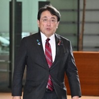 首相官邸に入る赤沢亮正経産相＝2026年4月14日午前8時14分、平川義之撮影