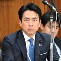 参院外交防衛委員会で社民党・福島瑞穂党首の質問を聞く小泉進次郎防衛相＝国会内で2026年4月14日午後3時19分、平田明浩撮影