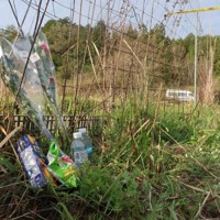 遺体が見つかった現場の近くには、花や飲み物が供えられていた＝京都府南丹市園部町半田で2026年4月14日午前7時10分、露木陽介撮影