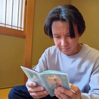 遺品となった母里美さんの手帳を見つめる嶋崎史朗さん。熊本地震より後の予定の記入もあった＝熊本県大津町で2026年3月15日午前11時39分、中里顕撮影