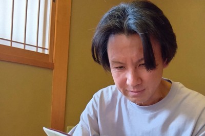 遺品となった母里美さんの手帳を見つめる嶋崎史朗さん。熊本地震より後の予定の記入もあった＝熊本県大津町で2026年3月15日午前11時39分、中里顕撮影