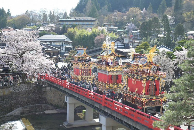 華麗な祭り屋台12台が集結 満開の桜の下、春の高山祭始まる | 毎日新聞