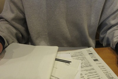 相模原市に情報公開請求した資料を手元に、取材に応じる男児の父親＝同市内で2026年3月26日午後2時50分、佐藤浩撮影