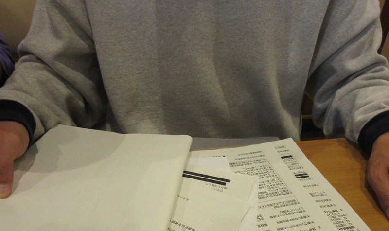 相模原市に情報公開請求した資料を手元に、取材に応じる男児の父親＝同市内で2026年3月26日午後2時50分、佐藤浩撮影