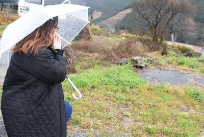 母一美さんが亡くなった自宅跡で手を合わせる高田尚子さん＝熊本県南阿蘇村で2026年3月25日午後2時40分、黒澤敬太郎撮影