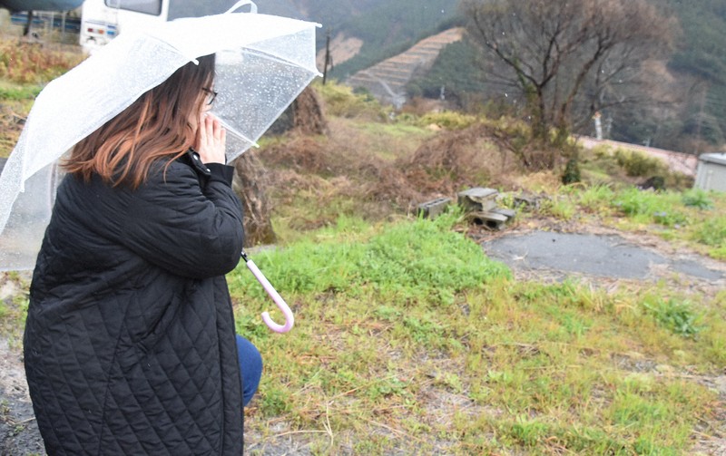 母一美さんが亡くなった自宅跡で手を合わせる高田尚子さん＝熊本県南阿蘇村で2026年3月25日午後2時40分、黒澤敬太郎撮影