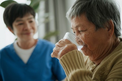 高齢者には、こまめに水分補給を促すことが大切だ（写真はイメージ）＝ゲッティ