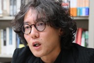 「黙示録」という言葉をタイトルに選んだ理由を語る斎藤幸平・東京大准教授＝東京都目黒区で2026年3月23日、内藤絵美撮影