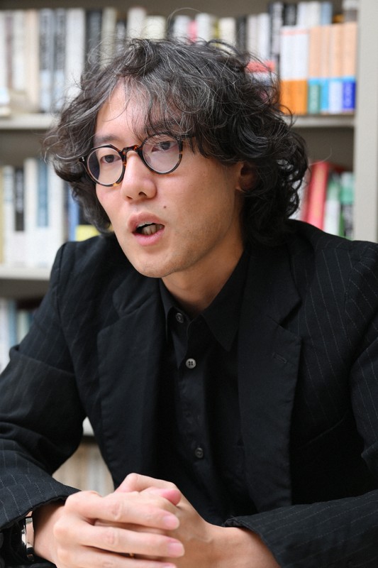 「黙示録」という言葉をタイトルに選んだ理由を語る斎藤幸平・東京大准教授＝東京都目黒区で2026年3月23日、内藤絵美撮影