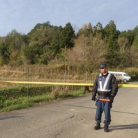 遺体発見から一夜明け、発見現場の周辺で警戒する警察官＝京都府南丹市園部町半田で2026年4月14日午前7時9分、露木陽介撮影