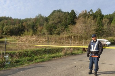 遺体発見から一夜明け、発見現場の周辺で警戒する警察官＝京都府南丹市園部町半田で2026年4月14日午前7時9分、露木陽介撮影