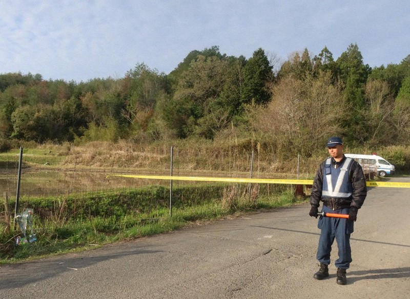 遺体発見から一夜明け、発見現場の周辺で警戒する警察官＝京都府南丹市園部町半田で2026年4月14日午前7時9分、露木陽介撮影