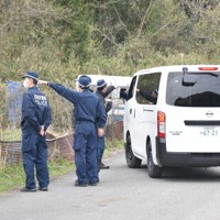 遺体が見つかった現場周辺に集まる捜査員ら＝京都府南丹市園部町半田で2026年4月14日午前8時47分、露木陽介撮影