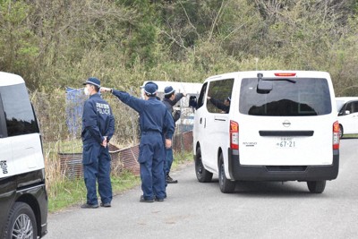 遺体が見つかった現場周辺に集まる捜査員ら＝京都府南丹市園部町半田で2026年4月14日午前8時47分、露木陽介撮影