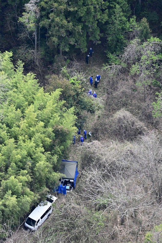 子どもとみられる遺体が見つかった現場周辺を調べる捜査員ら＝京都府南丹市で2026年4月14日午前10時3分、本社ヘリから大西岳彦撮影