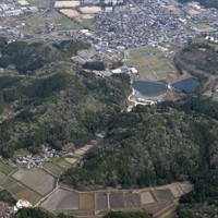 子どもとみられる遺体が見つかった現場（手前）。奥は京都府南丹市街＝京都府南丹市で2026年4月14日午前9時42分、本社ヘリから大西岳彦撮影