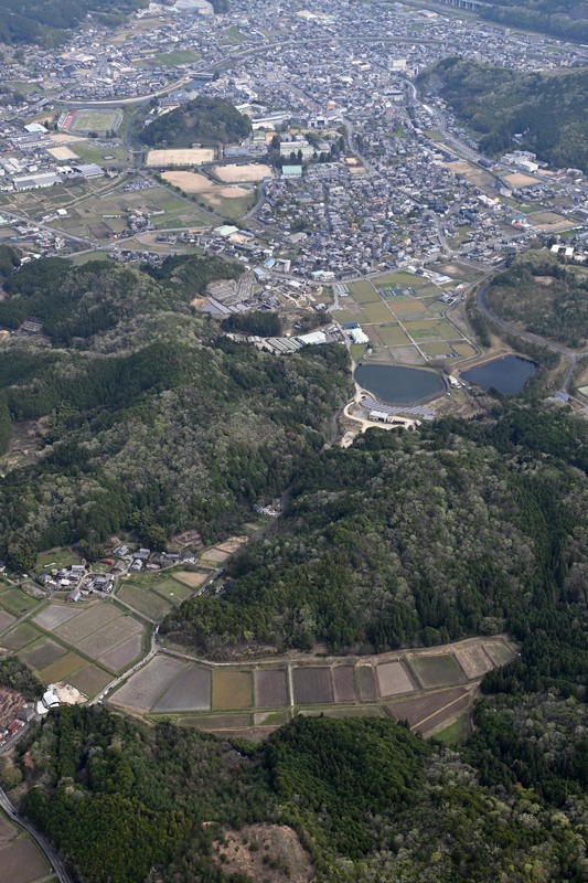 子どもとみられる遺体が見つかった現場（手前）。奥は京都府南丹市街＝京都府南丹市で2026年4月14日午前9時42分、本社ヘリから大西岳彦撮影