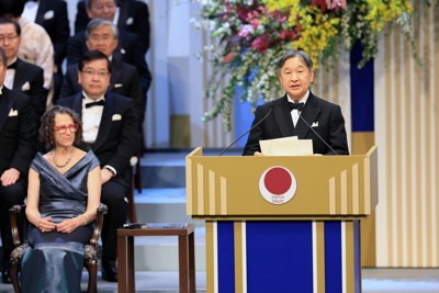 日本国際賞の授賞式でお言葉を述べられる天皇陛下。左手前は受賞者のシンシア・ドワーク博士＝東京都渋谷区の新国立劇場で2026年4月14日午後3時39分、滝川大貴撮影
