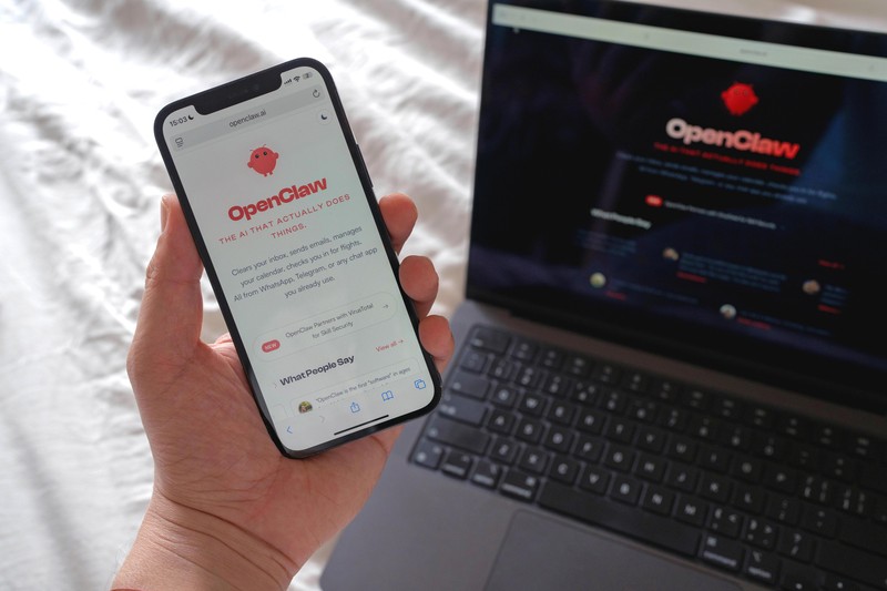 パソコンとスマートフォンに表示されたOpenClawのサイト　Bloomberg
