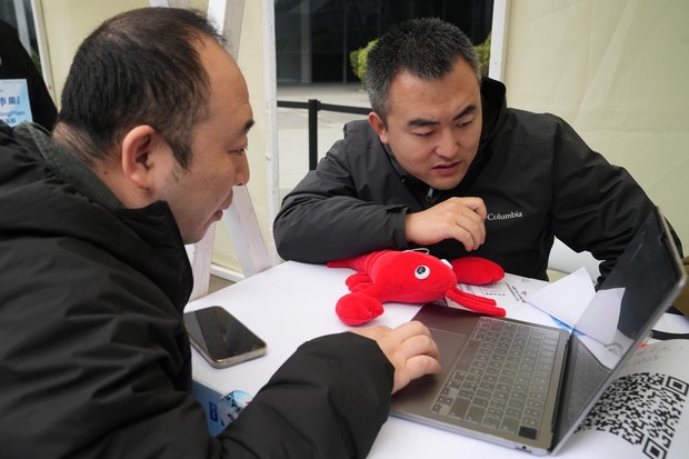 中国・北京で開催されたIT関係のイベントでノートパソコンにOpenClawをインストールする参加者=2026年3月17日　Bloomberg